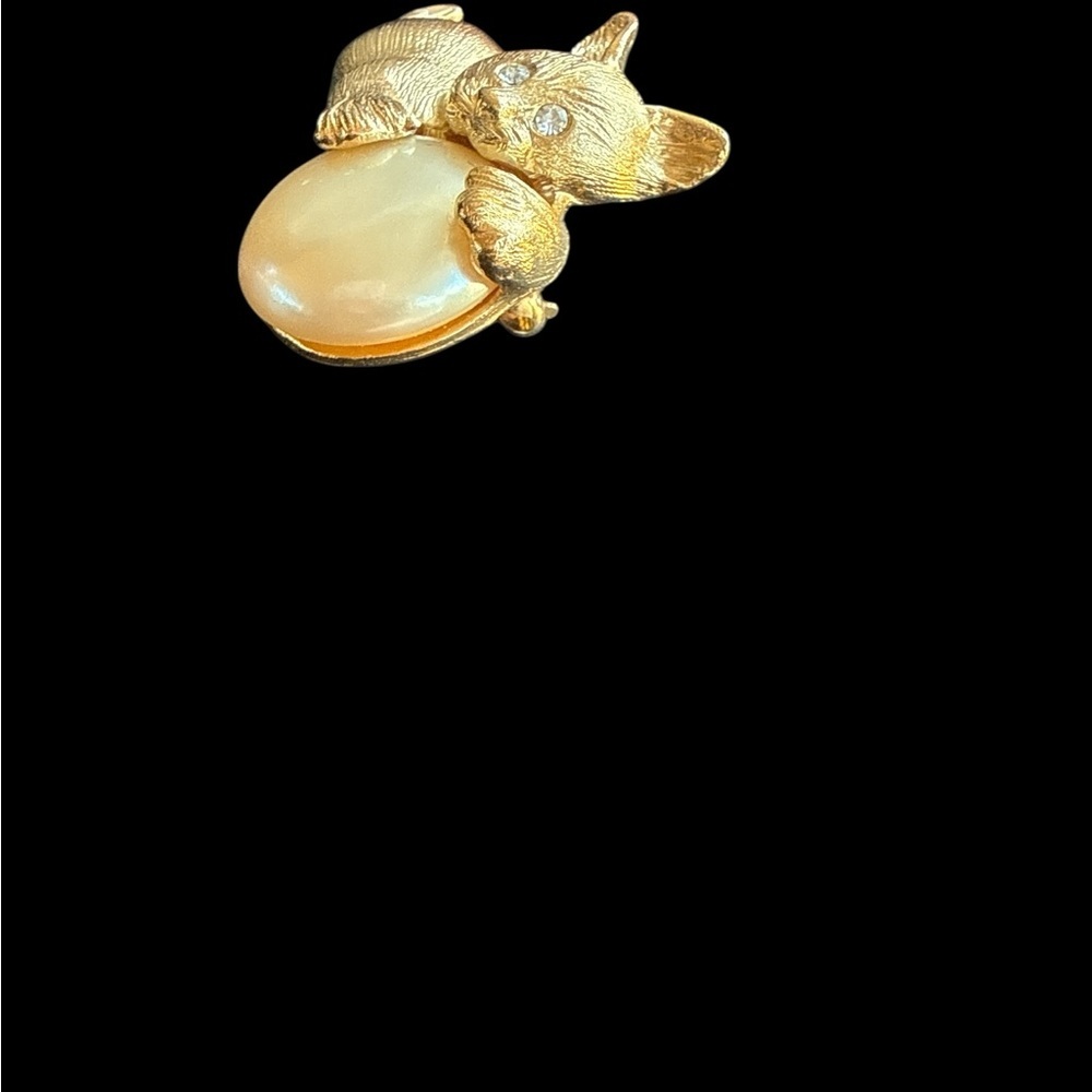 Vintage Richelieu Gold Tone Cat Brooch Holding Faux Pearl |Signed Designer Pin - Picture 2 of 6